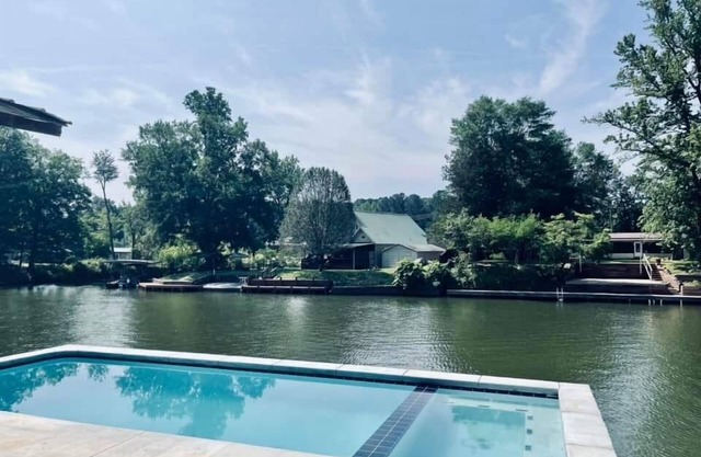 Spacious 8-bedroom house on beautiful Lake Hamilton w pool & theater room