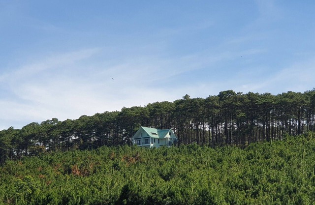 Spacious 8-bedroom villa with WiFi and AC in charming Lam Dong.