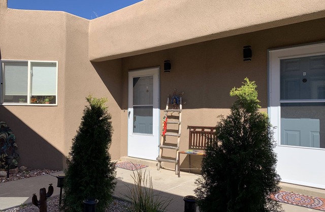 Spacious 950 sq ft 2 BR 1.7BA w/yard (Remodeled)