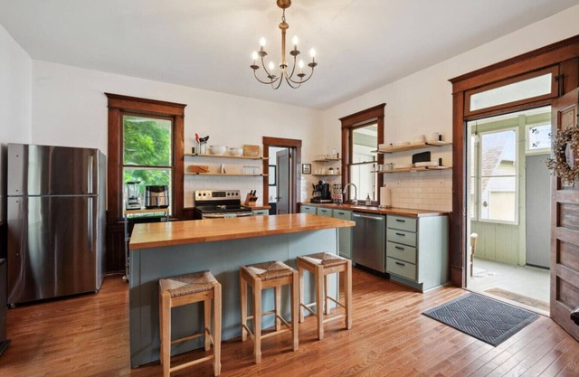 Spacious and charming 4br home in downtown Pella