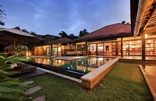 Spacious and comfortable 4 Bedrooms villa near the beach, great location