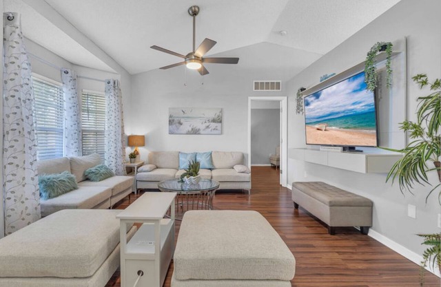 Spacious and Comfy 4b/2bath Family friendly and Quiet neighborhood