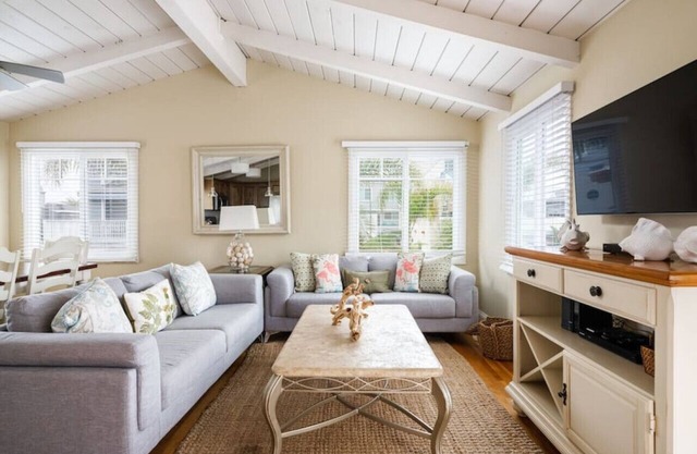 Spacious and lofty 3 bedroom with A/C & Extra Den!