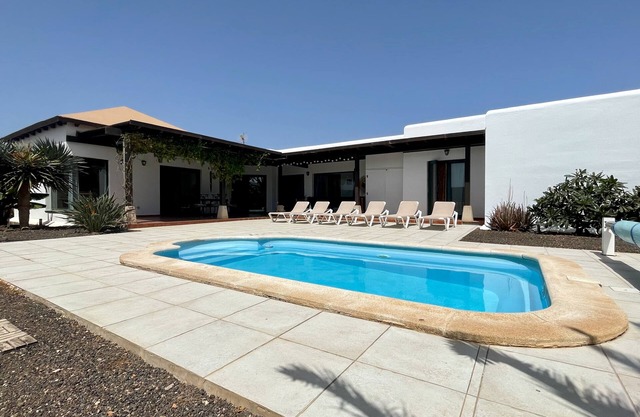 Spacious and luminous villa with heated pool -Fiber