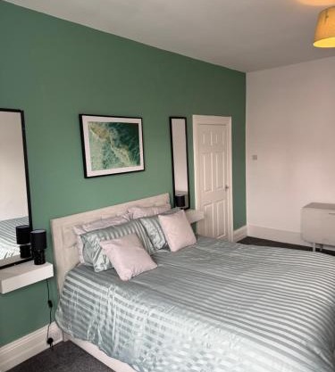 Spacious and stylish Apartment in South Shields, Near the beach, South Tyneside hospital, and Tyne Tunnel, Workers welcome