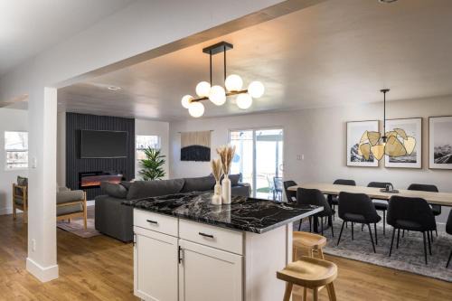 Spacious and Stylish Home with HotTub 12min to Downtown