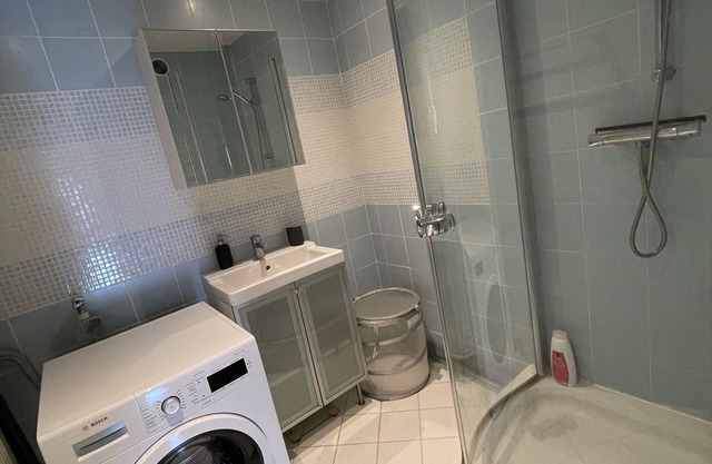 Spacious apartment with easy access to Amsterdam center!