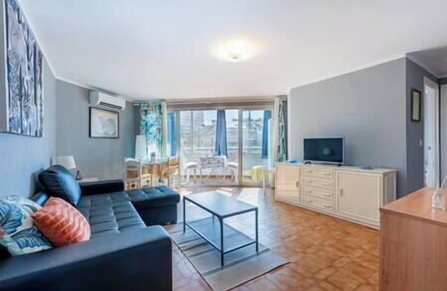 *Spacious apartment w/Pool. 3 min from the BEACH*