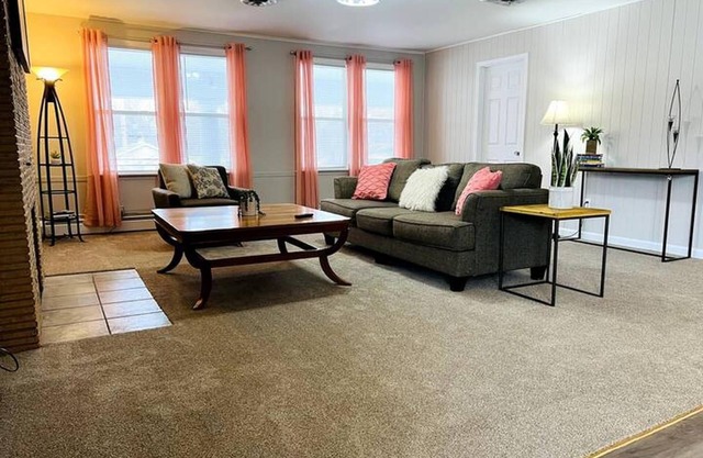 Spacious Apartment Near 80/94 Close to Whiting