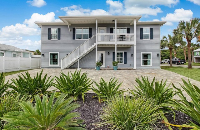 Spacious Beach House, Perfect for large Groups !