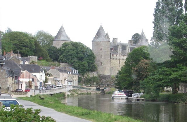 Spacious, beautifully restored Farmhouse in quiet rural Hamlet near Josselin, Brittany