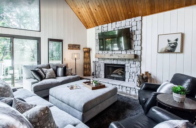 SPACIOUS BLUE JAY CABIN WITH VAULTED CEILINGS!