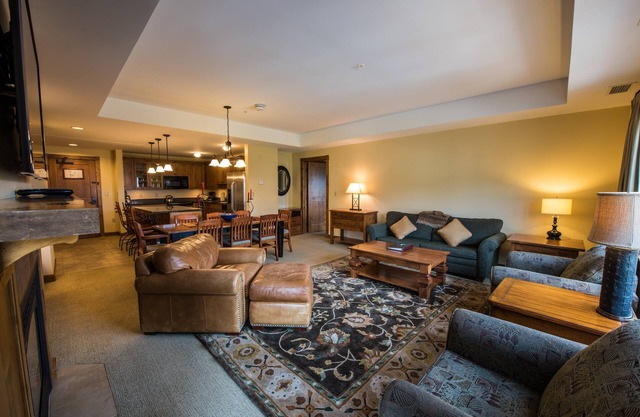 Spacious, Bright, Luxe 3 Bedroom Condo