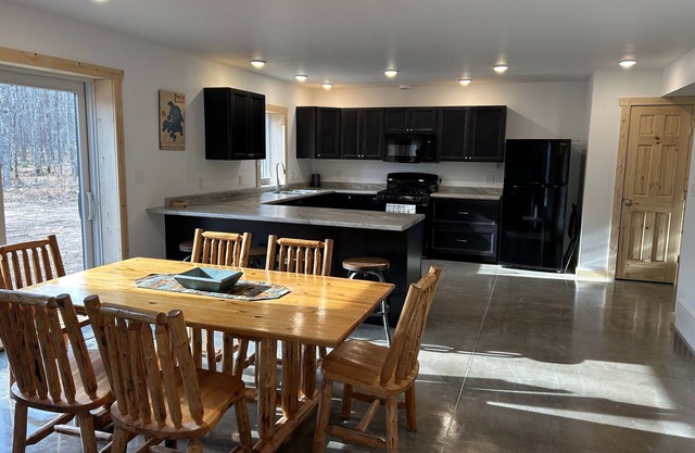 Spacious cabin minutes from recreational trails & Round Lake