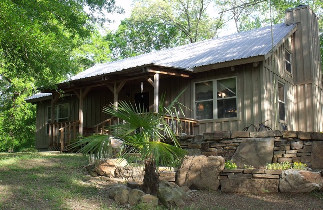 Spacious Cabin on 18 beautiful acres 20min from downtown. Spa services available