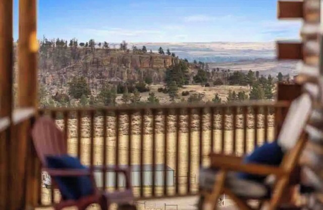 Spacious cabin with incredible views, hot tub, wood fireplace, and Wi-Fi