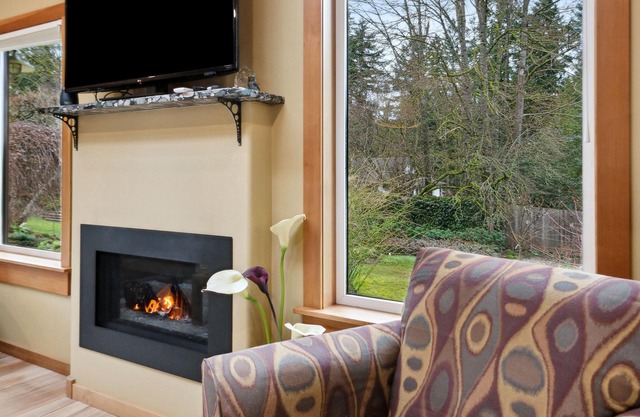 Spacious character suite! Close to local private schools, dining and more!