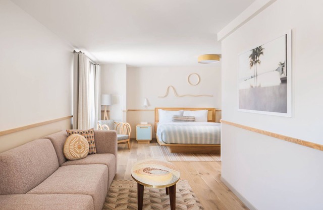 Spacious Charleston Studio | King Bed + Lounge