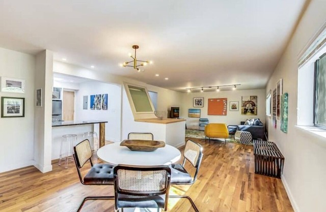 Spacious, Chic 2 Bedroom Apartment in Evanston