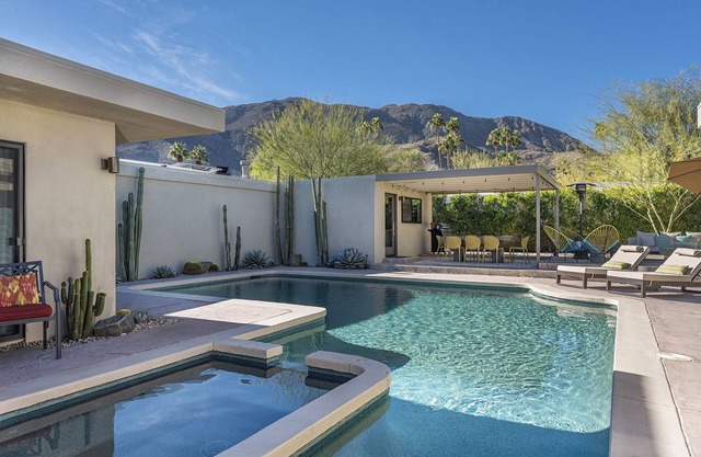 Spacious, Comfortable, Stylish House with Privacy and Killer Views. Dogs Welcome