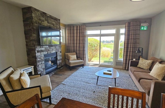 Spacious Condo next to The Blue Mountains w/Patio