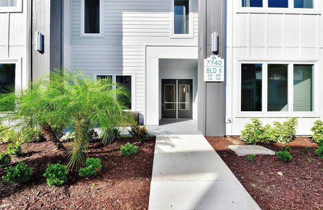 Spacious Condo near Disney with Resort & Waterpark Access - B6-126