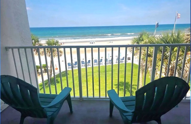 Spacious condo w/direct oceanfront private balcony, kitchen,washer/dryer in unit