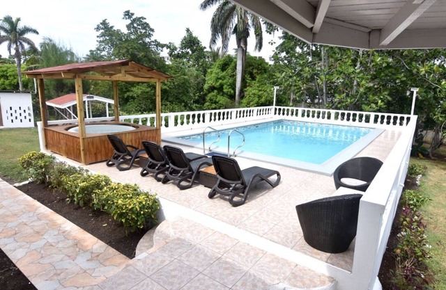 Spacious contemporary, relaxing apartment only 5 minutes walk to fabulous beach