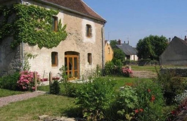 Spacious cottage on the banks of the Nivernais Canal, 5 people, all comfort