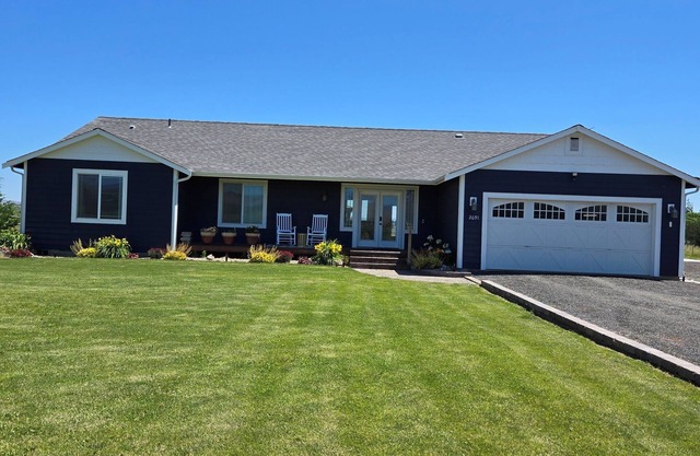 Spacious County home, lg yard & patio w/mountain views. Near trails & wineries