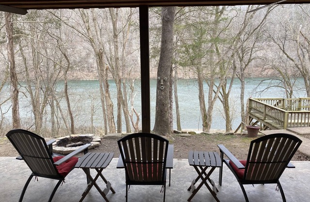Spacious, cozy retreat on the White River, minutes from the trails and caverns.