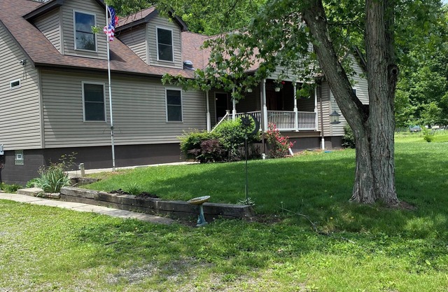 Spacious cozy retreat, off the beaten path close to all Pittsburgh attractions
