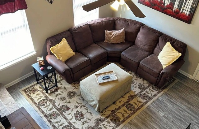 Spacious & Cozy Townhome w yard. Min away from I85 & I26, restaurants & shopping