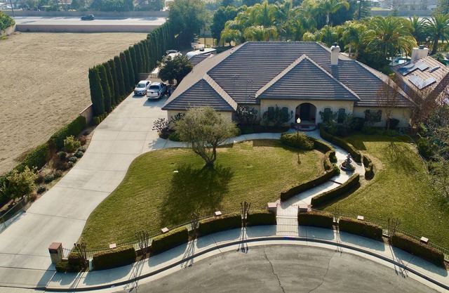 Spacious Custom 4 BR King Beds with Swimming Pool, Outdoor Kitchen and Fire Pits