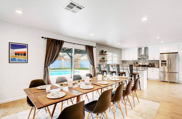 Spacious Designer Modern Oasis w/Pool + Spa, Near The Strip (31+ Day Rental)