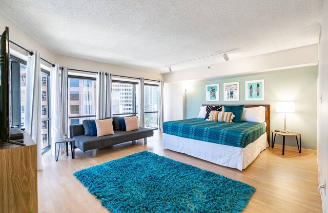 Spacious Downtown Executive Retreat | Free Parking