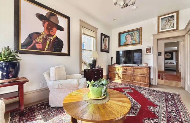 Spacious Downtown Spot-Sleeps 8!