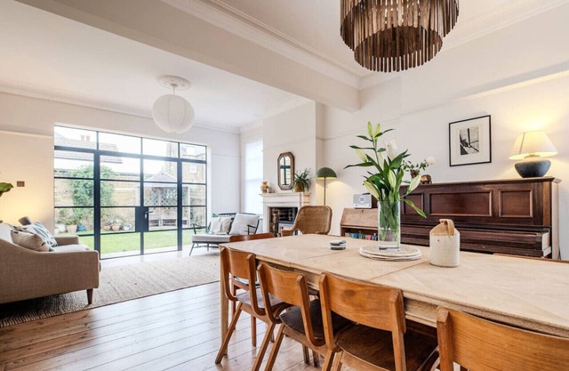 Spacious Edwardian 5-bed House, steps from Beach