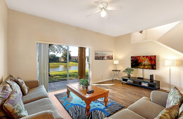 Spacious End-Unit Townhouse, 2 Master Suites, at Regal Palms, close to Clubhouse