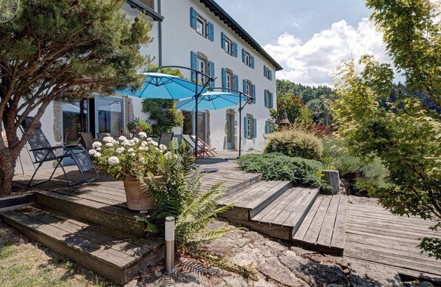 Spacious family lodge, sleeps 14, charm and comfort
