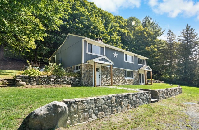 Spacious Family Getaway 10min to Mt Snow w. Firepit, BBQ, King Bed