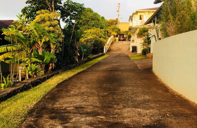 Spacious Family Home With Gorgeous Sunset Views of Diamond Head