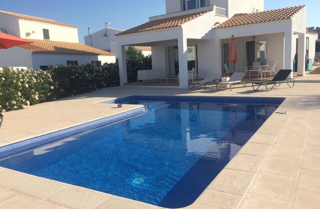 Spacious family house 5 minutes from the beach in the small village of Na Macaret