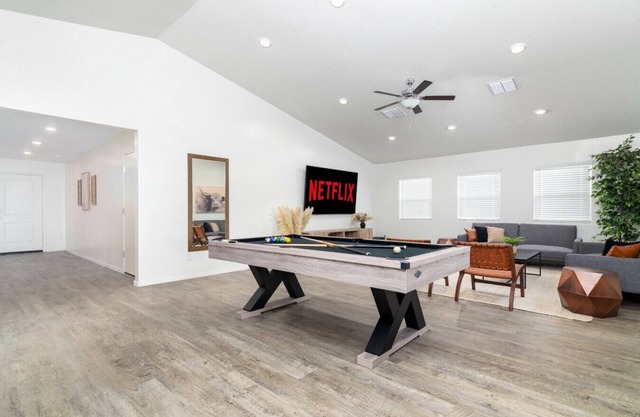 *Spacious Family Oasis*Pool Table*Backyard*Garage*