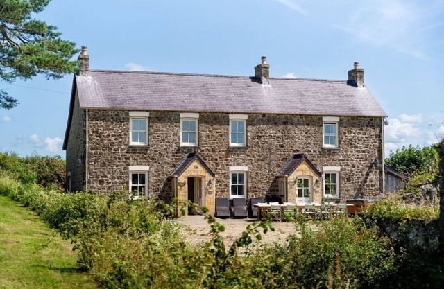Spacious Farmhouse Retreat with Hot Tub, sleeps 12