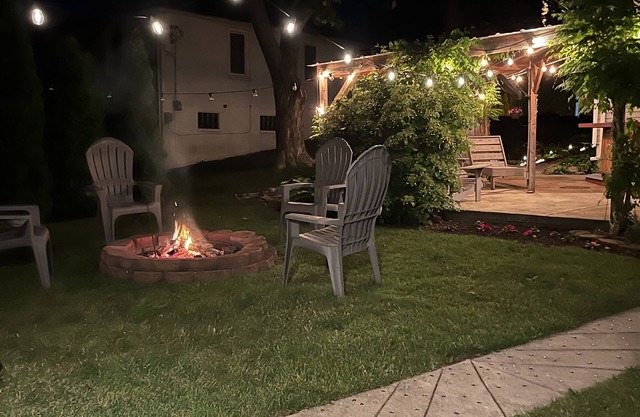 Spacious first-floor cottage nestled between Lakeside and Marblehead!