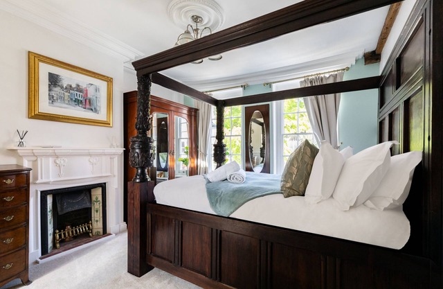 Spacious Four Poster Suite - The Henry Suite