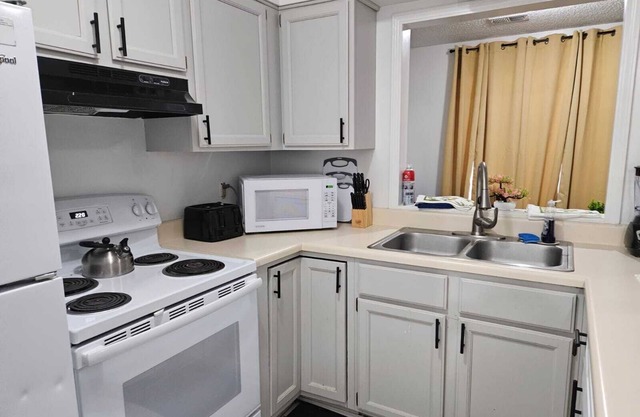 Spacious fully furnished 3-bedroom apartment with AC strong Wi-fi