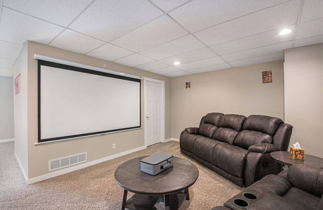 Spacious, Fun & Comfy ~ Game & Cinema Room ~ Yard!