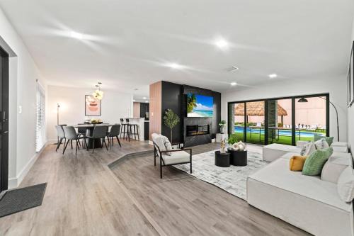 Spacious Fun House with Games & Heated Pool L69